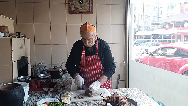 Kayseri'de 62 yıllık lezzet ustası konuştu: Tandır kebabının püf noktası