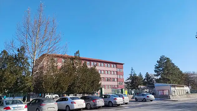 Kayseri'de 7 öğrenci zehirlenme şüphesiyle hastaneye kaldırıldı!