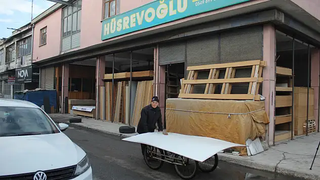 Kayseri'de 72 yaşında hayat mücadelesi: Dört tekerlekli arabayla ekmeğini kazanıyor