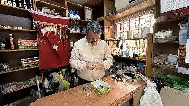 Kayseri'de 8 metrekare dükkanda 30 yıldır tespih tamir ediyor!