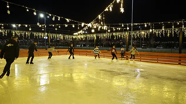 Kayseri'de Açık Hava Buz Pateni Pisti hizmete açıldı!
