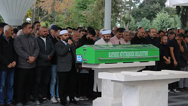 Kayseri'de ağaçtan düşen öğretmen son yolculuğuna uğurlandı