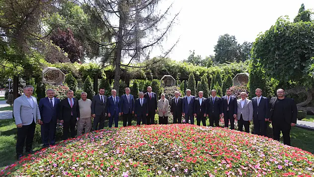 Kayseri'de AK Parti heyetinden Büyükşehir Belediyesi'ne çıkarma