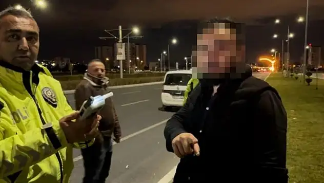 Kayseri'de alkol skandalı! Gazeteciyi görünce çıldırdı: ''Çekersen üflemem!'' dedi… 1.42 promil çıktı