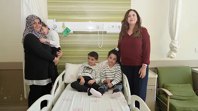 Kayseri'de annelik ve fizik tedavi gücü - Serebral Palsi hastası üçüzler yürümeye başladı!