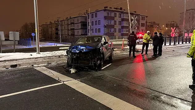 Kayseri'de araç yük treniyle çarpıştı: Sürücü yara almadan kurtuldu