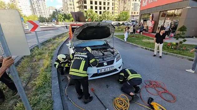 Kayseri'de araçta yılan paniği: Ekipler seferber oldu