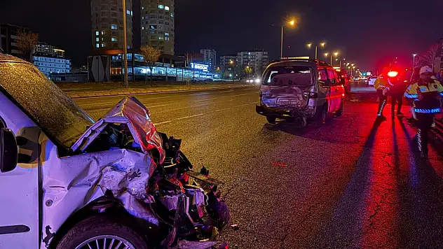 Kayseri'de arızalı minibüsle araç çarpıştı: 7 aylık bebek dahil 6 yaralı