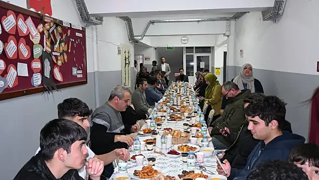 Kayseri'de aşçılık bölümü öğrencilerinden protokole iftar yemeği