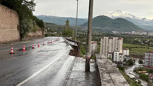 Kayseri'de aşırı yağış sonrası istinat duvarı çöktü!