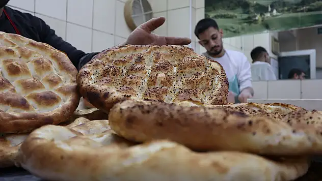 Kayseri'de 'askıda Ramazan pidesi' uygulaması bu yıl da devam ediyor!