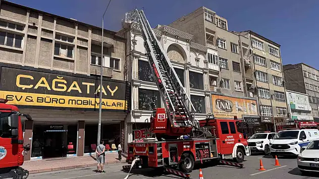 Kayseri'de avize imalathanesinin çatısında yangın çıktı