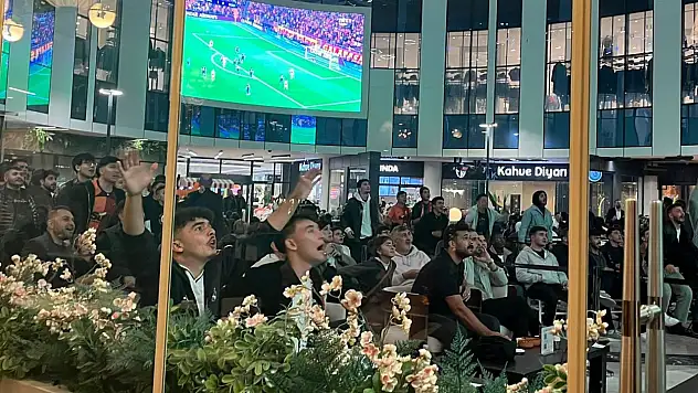 Kayseri'de AVM stadyuma döndü: Gol sesleri arşa çıktı!