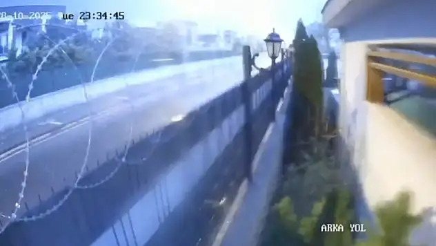 Kayseri'de aydınlatma direğine düşen yıldırım kameralara böyle yansıdı!