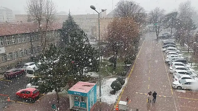 Kayseri'de bahar yerini kışa bıraktı: Nisan'da kar yağışı başladı