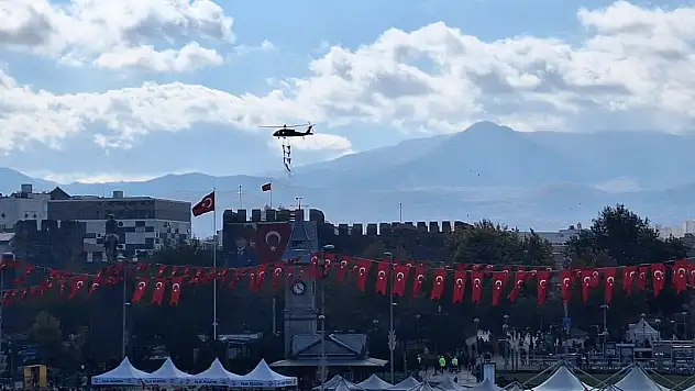 Kayseri'de bambaşka Cumhuriyet Bayramı: Helikopter gösterisi mest etti!