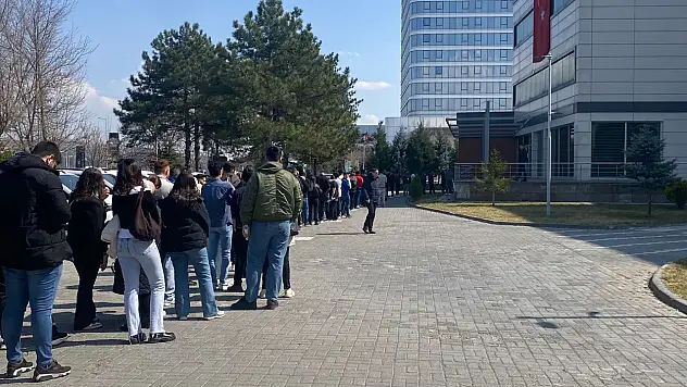 Kayseri'de başvuru kuyruğu: Ünlü havacılık firmasının iş başvurusuna yoğun talep!
