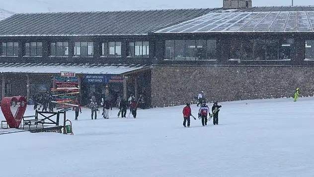 Kayseri'de beklenen kar geldi - Kayakseverler Erciyes'e akın etti!