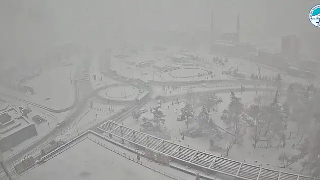 Kayseri'de beklenen yoğun kar geldi: Merkezde yollar karla kapandı!