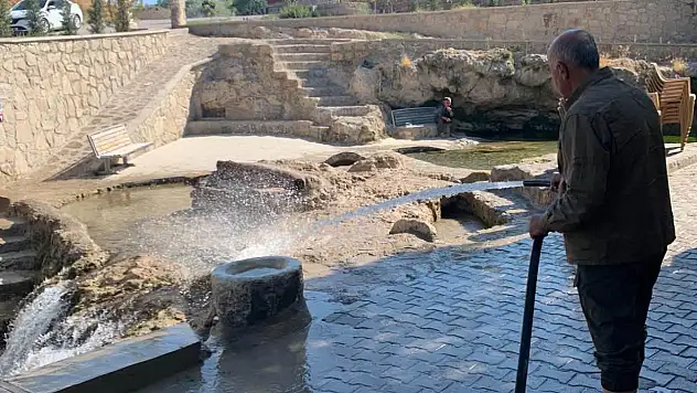 Kayseri'de Belediye Başkanı paçaları sıvadı temizliğe başladı!
