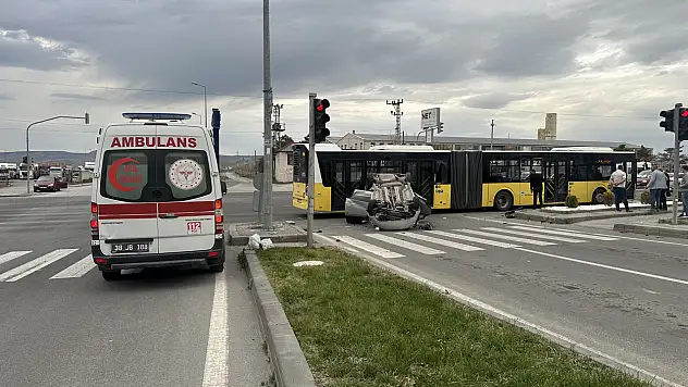 Kayseri'de belediye otobüsü ile otomobil çarpıştı: Çok sayıda yaralı var!