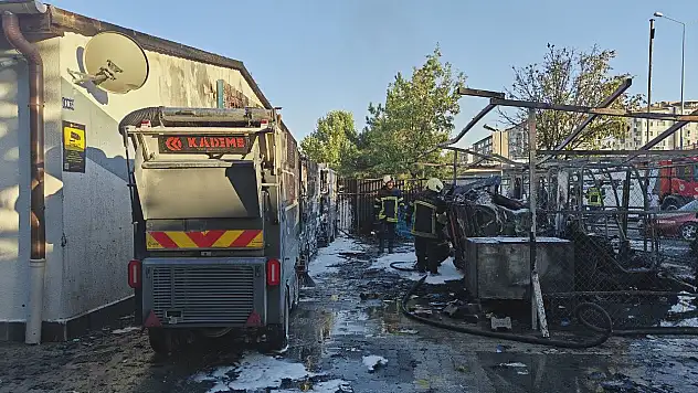 Kayseri'de belediye temizlik araçları küle döndü!