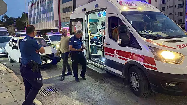 Bıçakla yaralanan genç esnafa sığındı