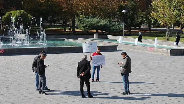 Kayseri'de boşanma aşamasındaki şahıs tek başına eylem yaptı