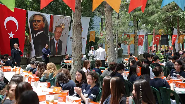 Kayseri'de bu okula sürpriz ziyaret! Gençlere yeni müjdeyi duyurdu