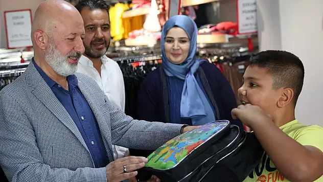 Kayseri'de çanta ve kırtasiye malzemesi dağıtıldı