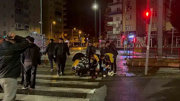 Talas'ta motosiklet kavşakta cipin altında kaldı