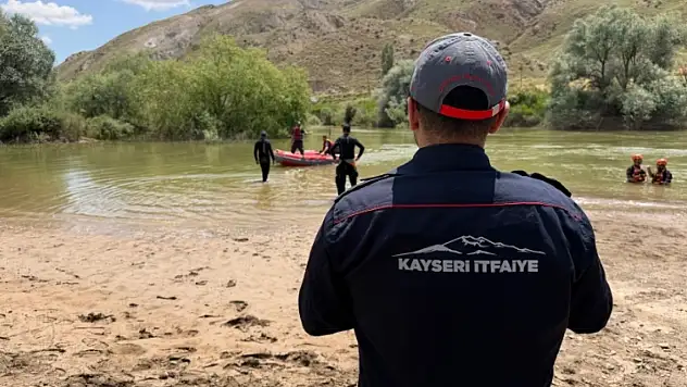 Kayseri'de çocuğunu kurtarmak isteyen baba Kızılırmak'ta kayboldu