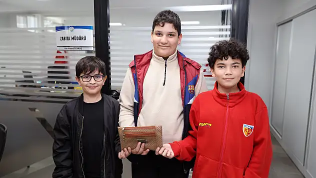 Kayseri'de çocukların bulduğu cüzdan sahibine ulaştırıldı