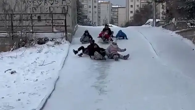 Kayseri'de çocukların kar eğlencesi: Bakın nasıl kaydılar...