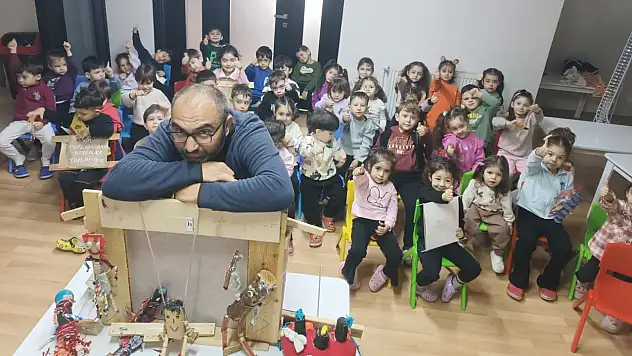 Kayseri'de çocukların yeni kahramanı: Kuklalar geziyor