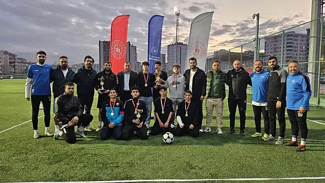 Kayseri'de Cumhuriyet coşkusu ayak tenisi sahasına taşındı