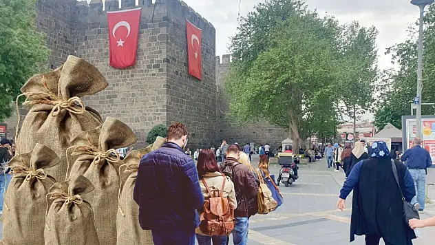 Kayseri'de çuval çuval dağıttılar!