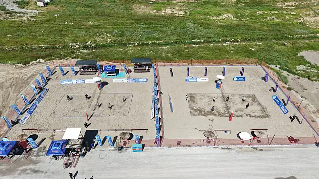Kayseri'de deniz yok, kum var! Turnuva başladı