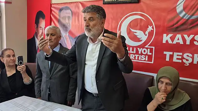 Kayseri'de dikkat çeken çıkış! 'Her çocuk borçla doğuyor'