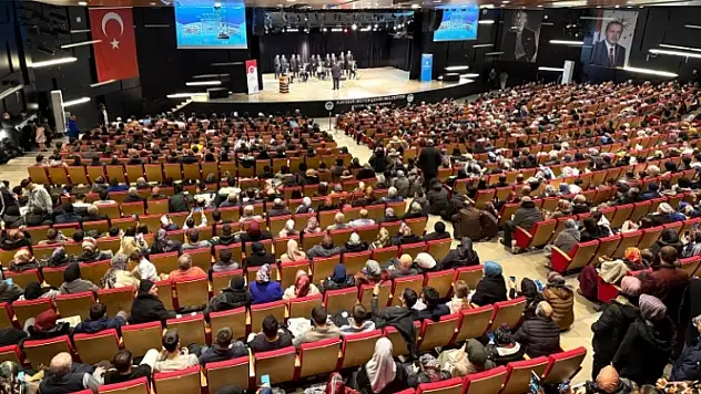 Kayseri'de dikkat çeken program: İlahiler, dua ve burs desteği