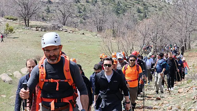 Kayseri'de doğaseverler Zebil Şelalesi'nde buluştu!