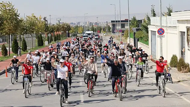 Kayseri'de doktorlar sağlık için pedal çevirdi!
