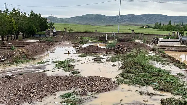 Kayseri'de dolu köyü vurdu, sel mezarlığa kadar ulaştı!