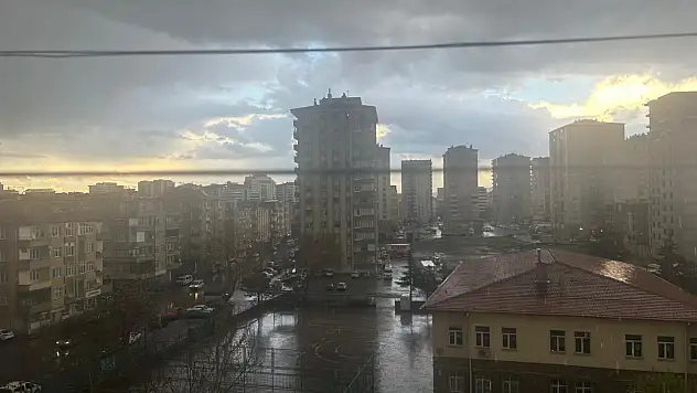 Kayseri'de dolu ve şiddetli yağış bir anda bastırdı!