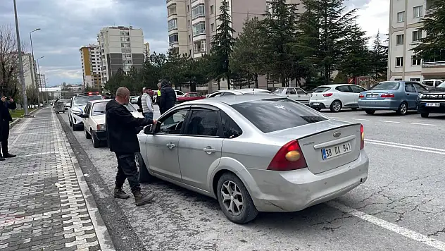 Kayseri'de 'Dur' ihtarına uymayan 17 yaşındaki sürücü yakalandı!