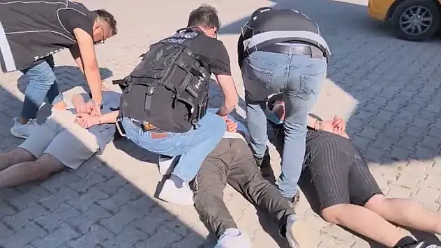 Kayseri'de durdurulan ticari taksiye baskın! Binlerce uyuşturucu hap ele geçirildi