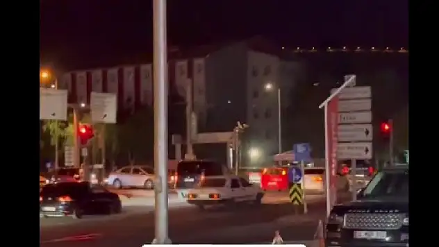 Kayseri'de EDS kameralarının kırmızı ışık ihlali anları cep telefonuyla kaydedildi