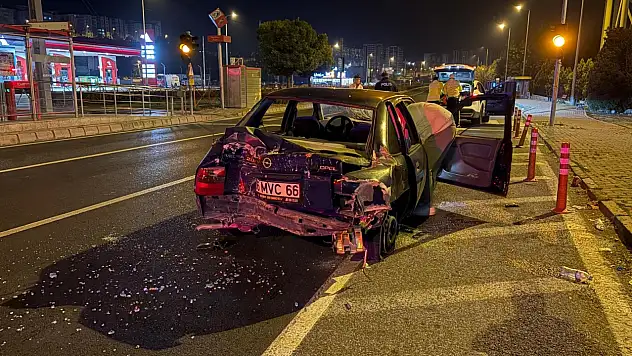 Kayseri'de ehliyetsiz ve alkollü sürücü tramvay durağına çarptı!