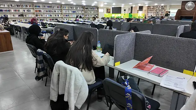 Kayseri'de eksi derecelerde öğrencileri kütüphaneler ısıtıyor