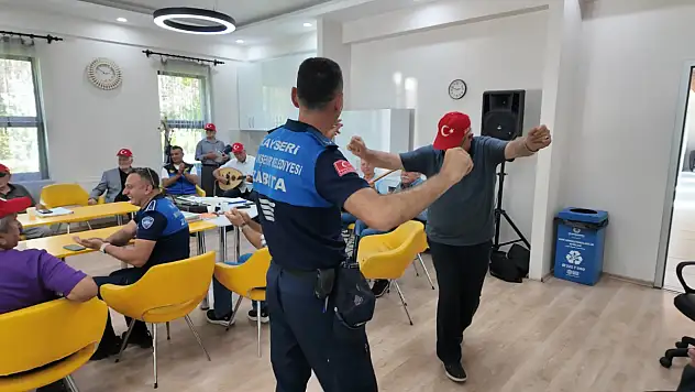 Kayseri'de esnafa gül, çocuklara hediye dağıtıldı